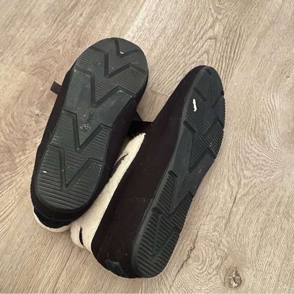 Vionic Black and Cream Women's Slippers - Picture 6 of 8